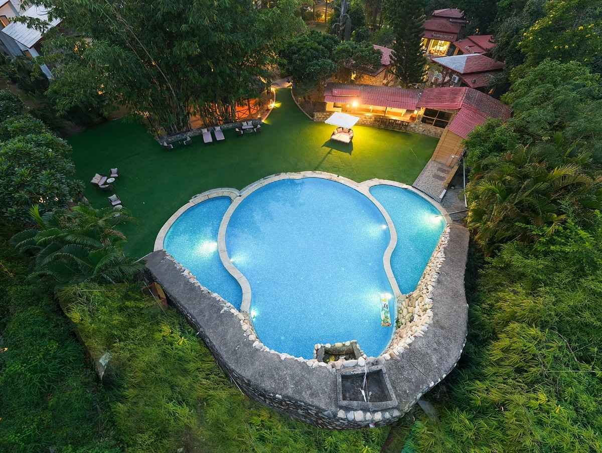 Resort with swimming pool in Jim Corbett
