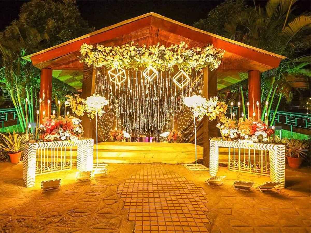 Elegant Wedding Backdrop Lights
